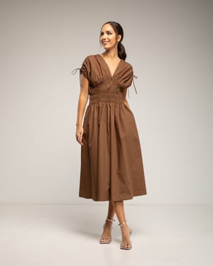 Midi-jurk met elastische taille en borst, rimpelmouwen en zakken