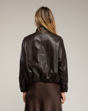Oversized imitatielederen jas met dubbele knopenrij, een rimpeling in de taille en een gespsluiting bij de kraag.
