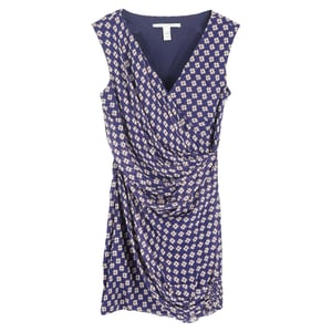 Diane Von Furstenberg Francia jurk met sterrenprint en ruches in marineblauwe zijde
