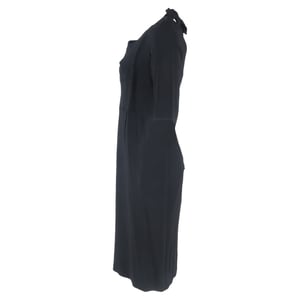 Roland Mouret midi-jurk met panelen en strikdetails in zwarte viscose.