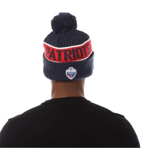 New Era Unisex-muts voor volwassenen van de New England Patriots met pompon (Blauw)