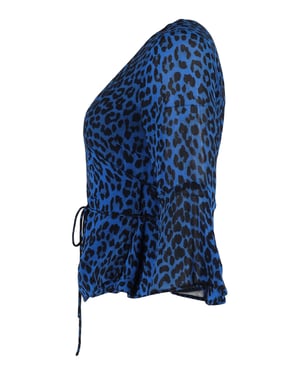 Ganni wikkelblouse in blauwe viscose met dierenprint