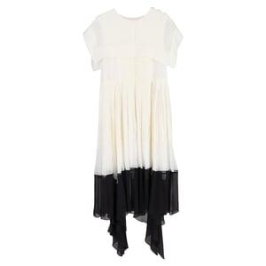 Chloé midi-jurk met vierkante kraag en plooien in wit en zwart viscose