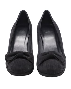 Stuart Weitzman hakken met strikdetail in zwart suède