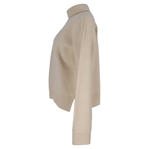 Gebreide trui met col en open rug van Jil Sander in crèmekleurige wol.
