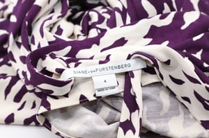 Diane Von Furstenberg nieuwe Julian bedrukte wikkeljurk van paarse zijde