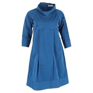 Jil Sander jurk met hoge kraag, 3/4 mouwen en tot de knie, in marineblauw katoen.