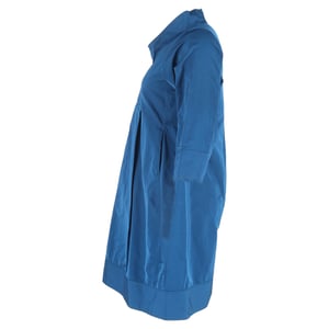 Jil Sander jurk met hoge kraag, 3/4 mouwen en tot de knie, in marineblauw katoen.