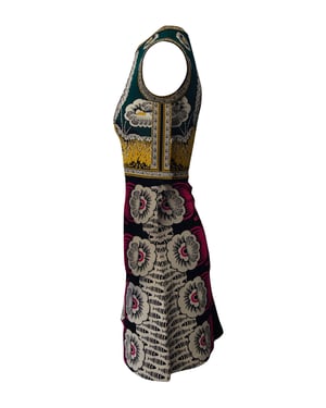 Mouwloze nauwsluitende jurk van Valentino met foulardprint in veelkleurige viscose.