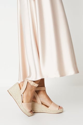 Rumor Closed Toe Wedges