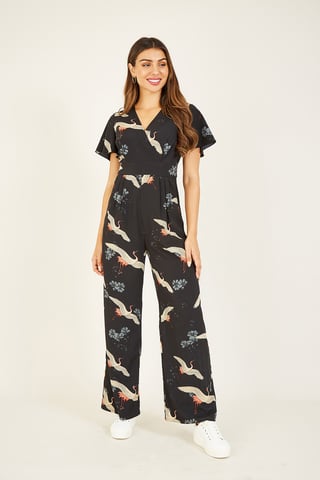 Yumi zwarte jumpsuit met kraanvogelprint en volantmouwen
