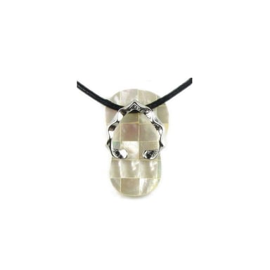 Witte parelmoeren hanger in de vorm van een slipper