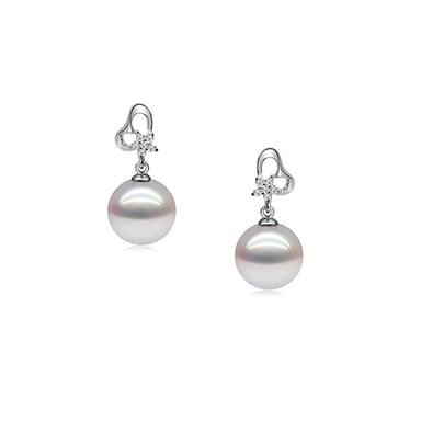 Hartvormige oorbellen van 925 zilver met witte zoetwaterparels en kubisch zirkonia.