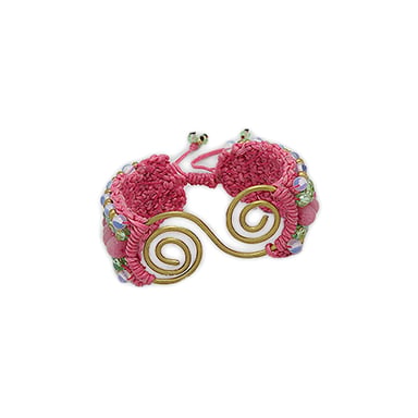Roze armband van goud en katoen. Spiraalarmband met jadekralen van opaalglas