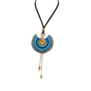 Spiraalketting van goudkleurig metaal met blauwe parels