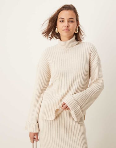 YAS stickad rullkragsjumper med uppvikta ärmar i krämfärg