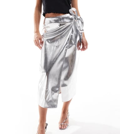 Never Fully Dressed Petite Jaspre PU midikjol i silver