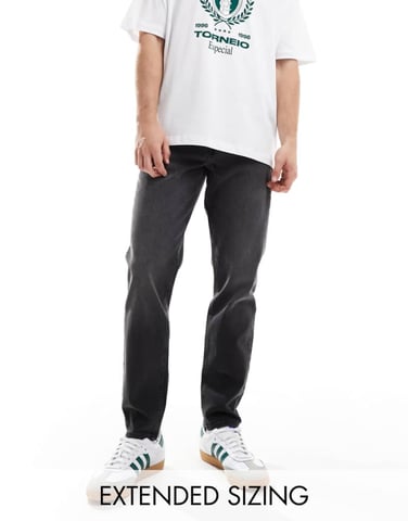 ASOS DESIGN tapered jeans i tvättad svart med toning