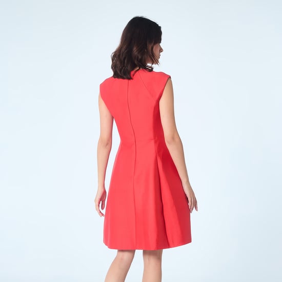 Fit-and-flare satijnen korte jurk met vierkante V-hals - Image 3