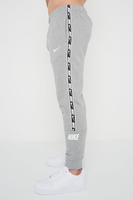 Nike Mens Repeat Taping Logo Fleece Cuffed Joggers in grijs - Image 4
