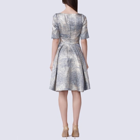 Gebogen en wijd uitlopende cocktailjurk in Jacquard - Image 2
