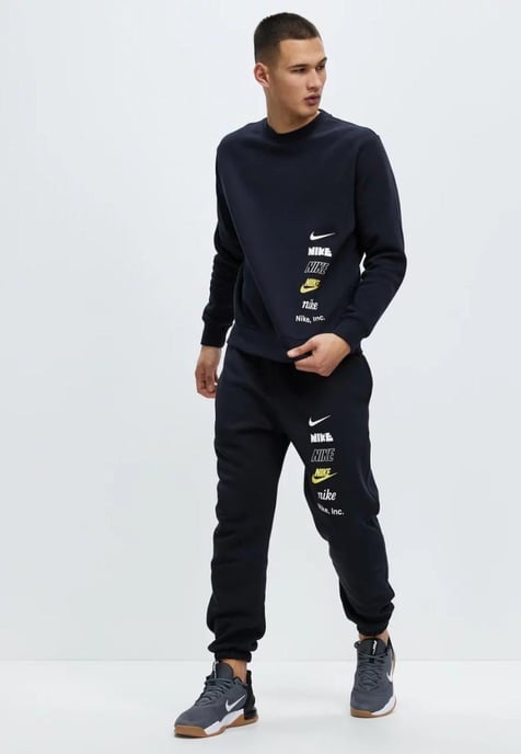 Nike Club Fleece Plus trainingspak met klein logo in zwart - Image 1