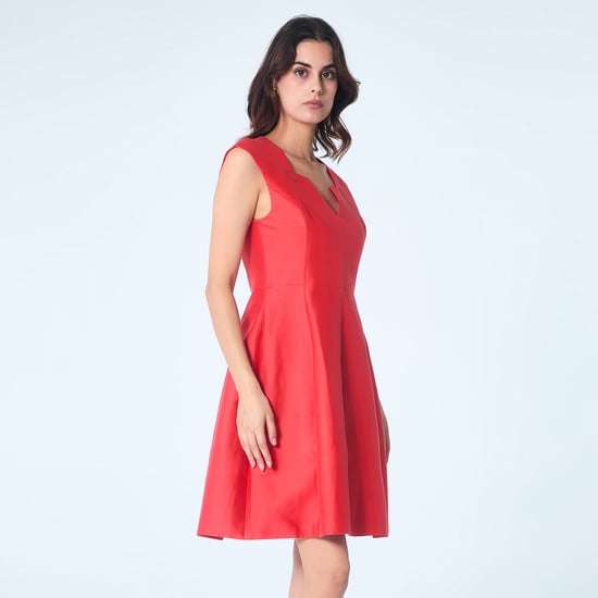 Fit-and-flare satijnen korte jurk met vierkante V-hals - Image 2