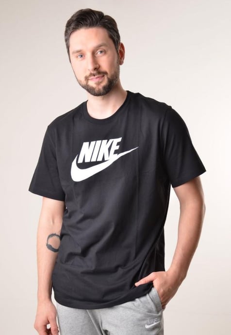 Nike Swoosh Futura Heren T-shirt in zwart - Image 1