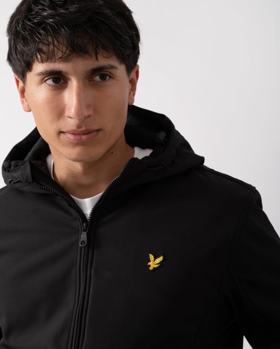 Lyle & Scott gitzwart softshelljack met logo en capuchon - Image 2