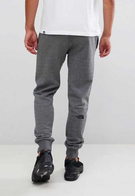 The North Face NSE Heren Fleece Cuffed Joggers Pant Grijs - Image 2