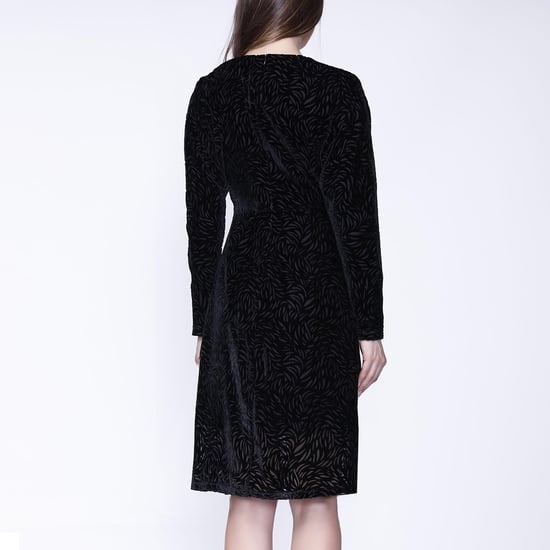 Velvet jurk met V -halslijn en vleermuismouwen - Image 2