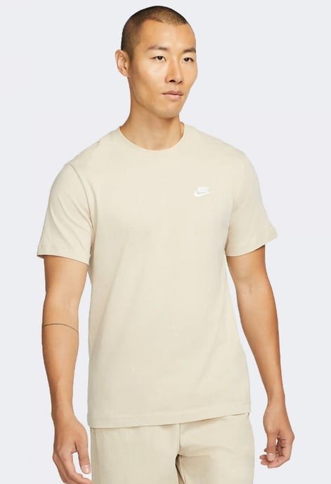Nike Sportswear Club T-shirt voor heren in beige - Image 1