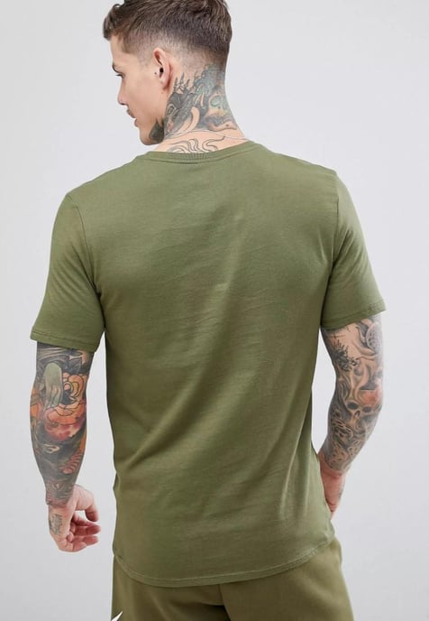 Nike Sportswear Club T-shirt voor heren in olijfgroen - Image 2