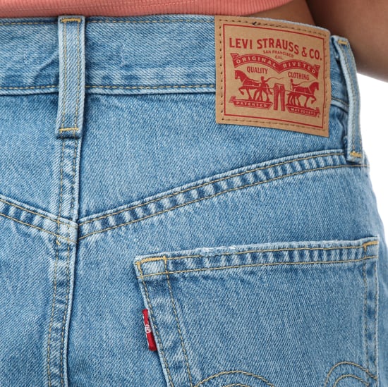 Dames Levis High Waisted Mom Shorts in Denim - Image 3