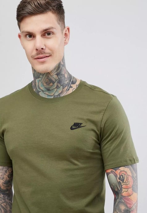 Nike Sportswear Club T-shirt voor heren in olijfgroen - Image 3
