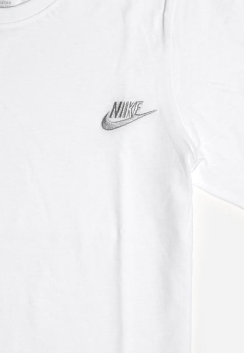 Nike geborduurd Futura T-shirt in wit en zilverkleurig logo - Image 3