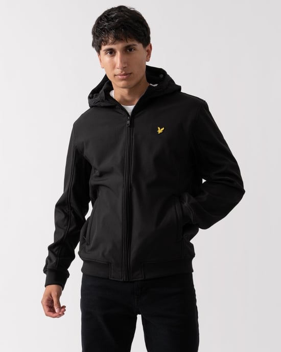 Lyle & Scott gitzwart softshelljack met logo en capuchon - Image 1