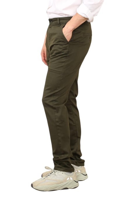 MYT Heren Slim Fit Chino in Olijf - Image 3