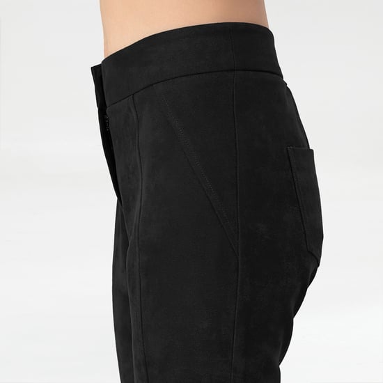 Slanke broek gestructureerd in stretch suede - Image 5