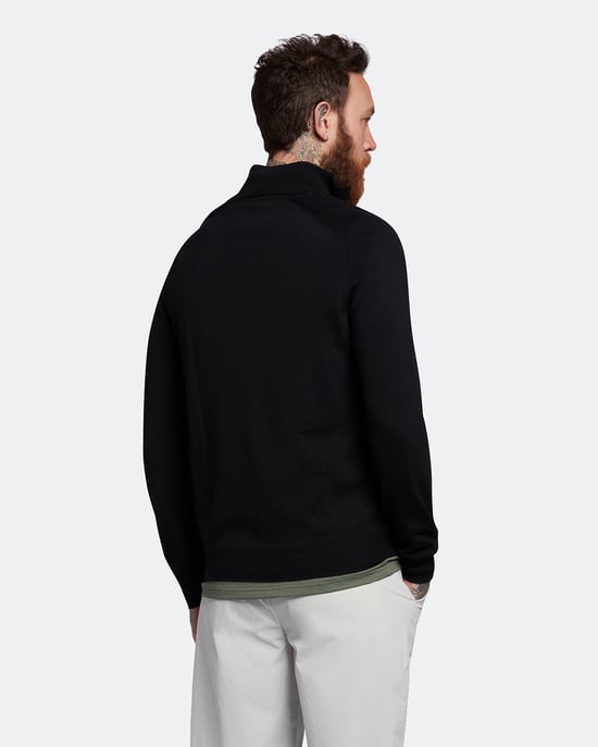 Lyle & Scott Golf Merino 1/4 Zip Jumper in Zwart - Image 3
