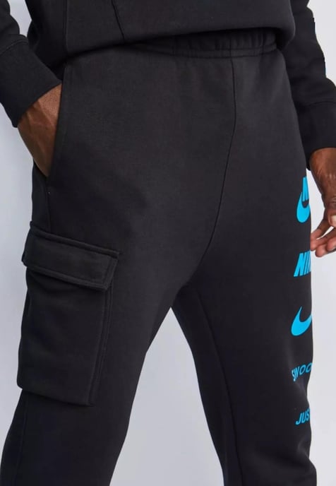 Nike Sportswear Standard Issue Heren Crew Trainingspak in Zwart - Image 6