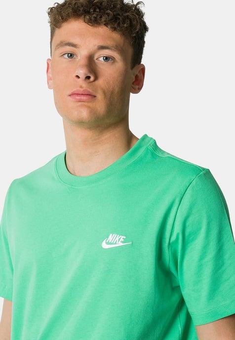 Nike Sportswear Club T-shirt voor heren in lentegroen - Image 3