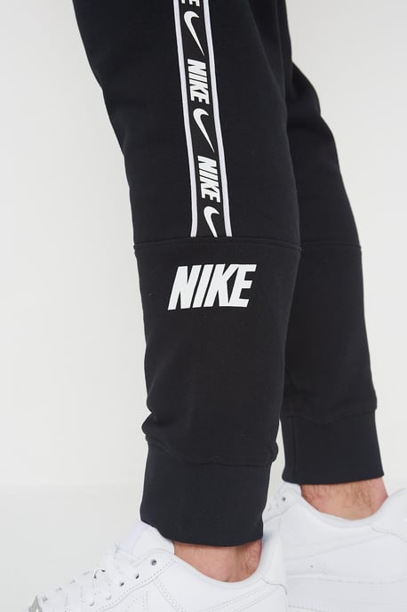 Nike Heren Herhaal Taping Logo Fleece Cuffed Joggers in Zwart - Image 5