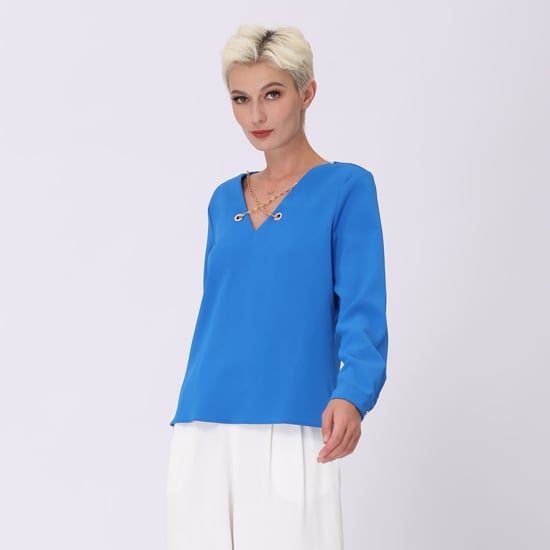 V -neck blouse en decoratieve ketting - Image 5