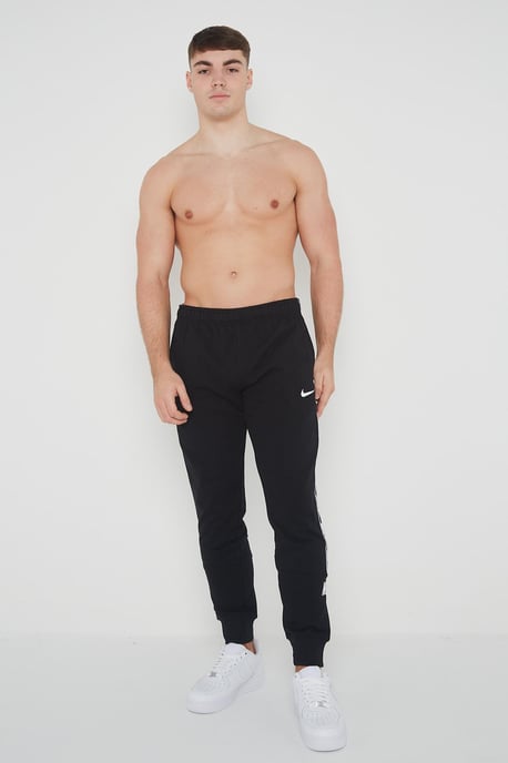 Nike Heren Herhaal Taping Logo Fleece Cuffed Joggers in Zwart - Image 6