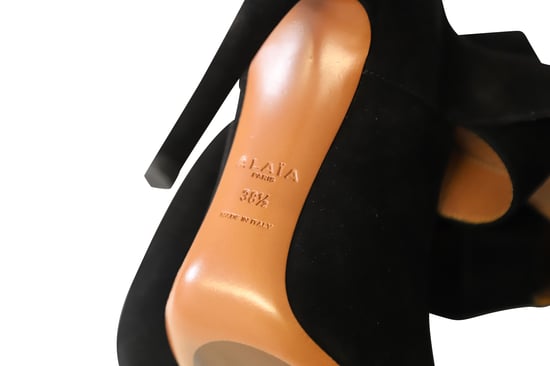 Alaia Cross Strap Pumps in Zwart Suède - Image 6