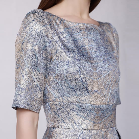 Gebogen en wijd uitlopende cocktailjurk in Jacquard - Image 3