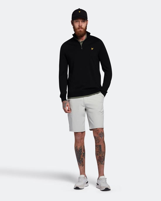 Lyle & Scott Golf Merino 1/4 Zip Jumper in Zwart - Image 2