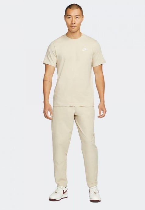 Nike Sportswear Club T-shirt voor heren in beige - Image 4
