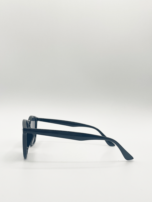 Rounded wayfarer style sunglasses